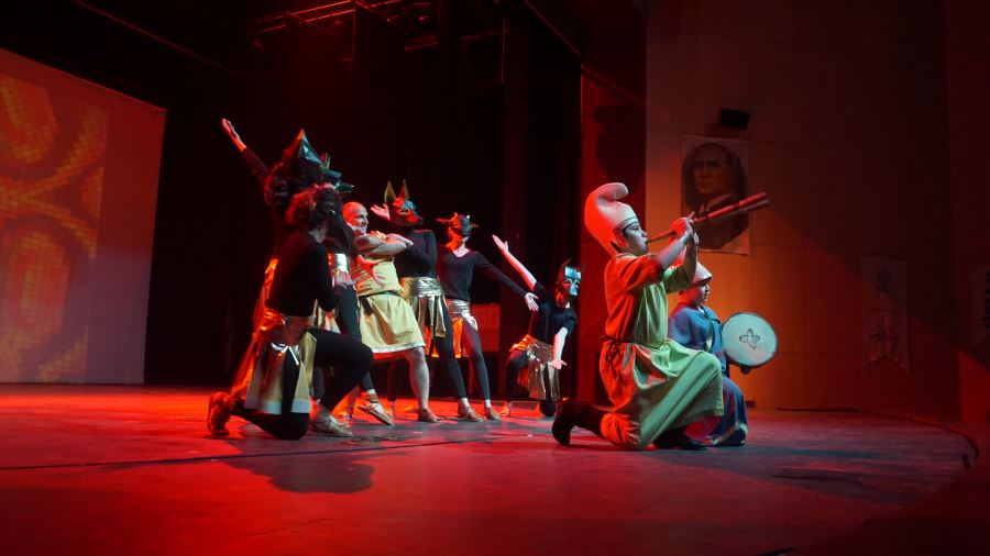 ‘Frigya Güneşi’ Tiyatral Dans Gösterisi Hattat Karahisari konser salonunda sergilendi.