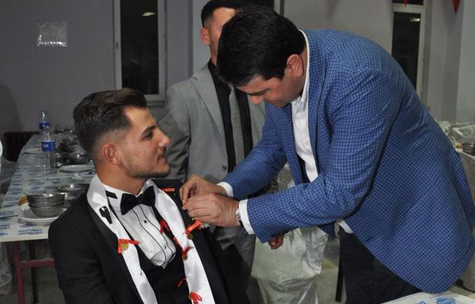 DP Genel Başkanı Gültekin Uysal, düğünde gençleri kırmadı