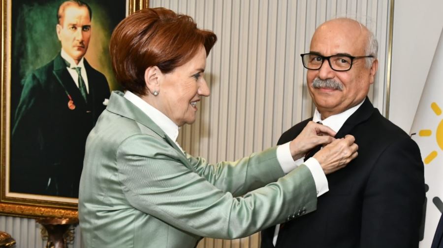 Rozetini Genel Başkan Akşener