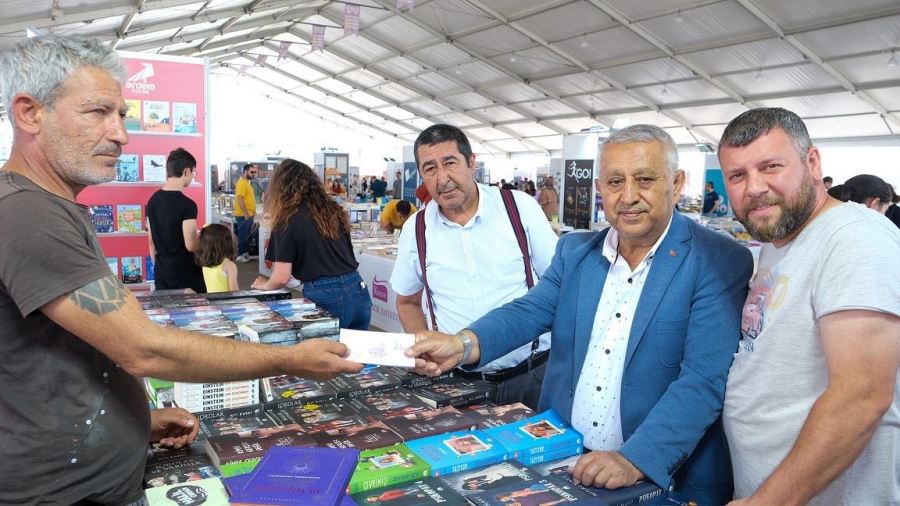 Başkan Zeybek yağış mağduru kitap stantlarına destek oldu