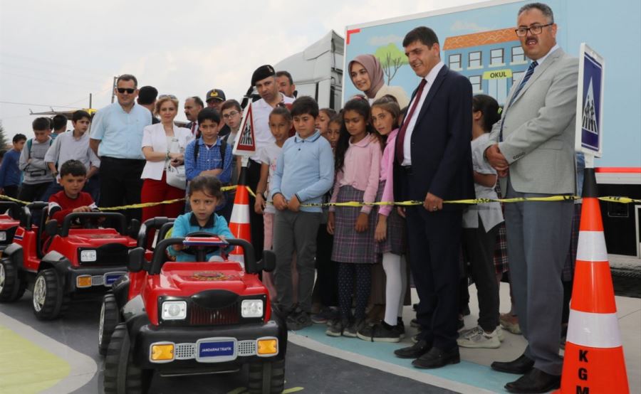 Vali Yiğitbaşı Salar Beldesinde Trafik Eğitimine Katıldı