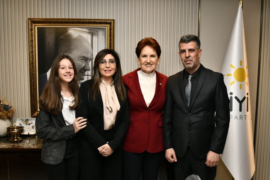 Rozetlerini Akşener taktı