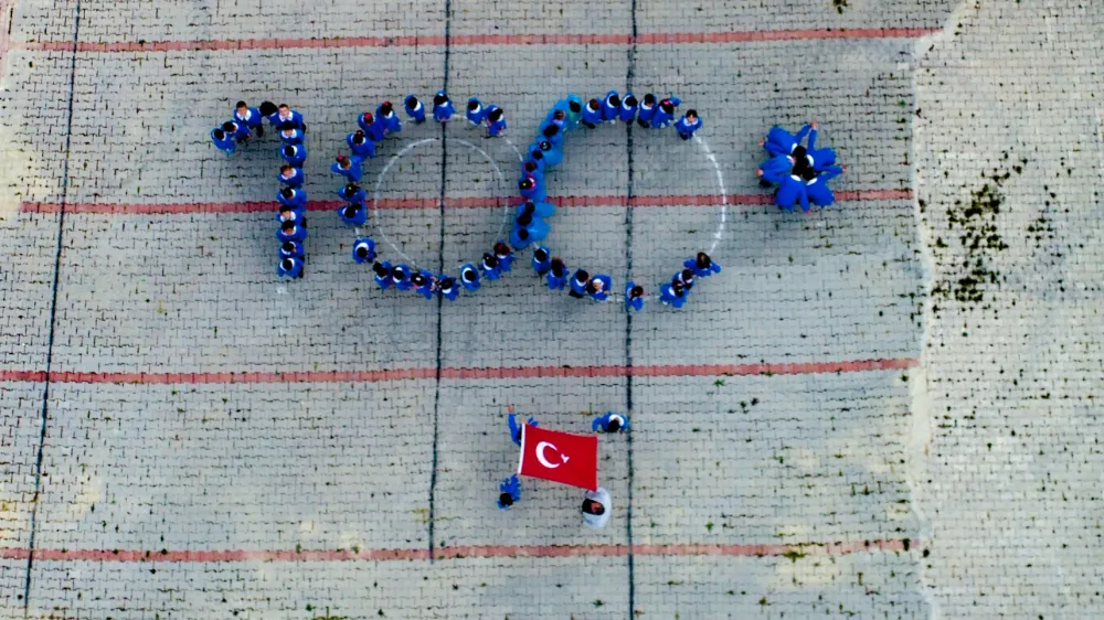 Mavi önlüklülerden, Cumhuriyetin 100. Yılı için koreografi şöleni