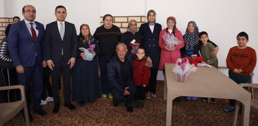 Vali Yiğitbaşı, Sandıklı’da Depremzede Aileleri ziyaret etti