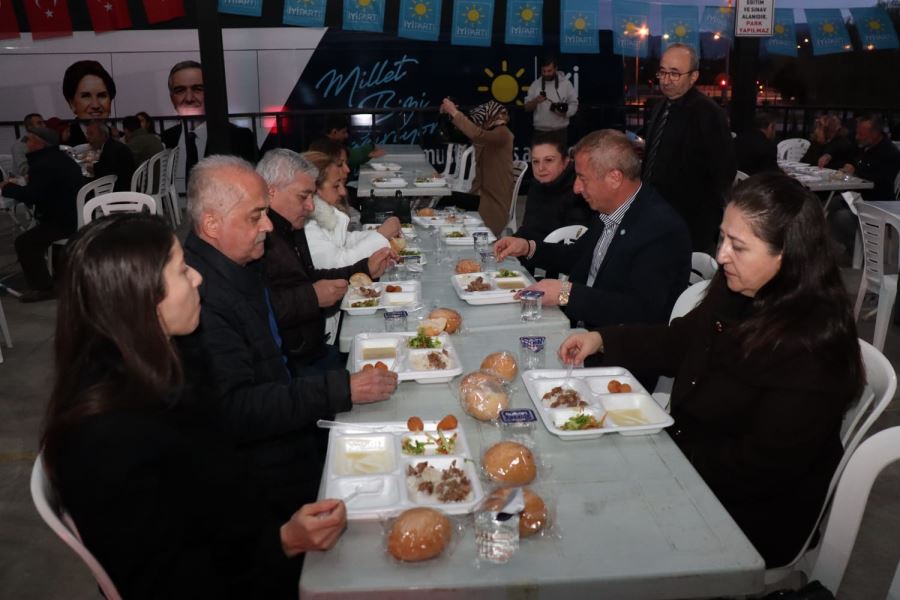 İYİ Parti adaylarından iftar yemeği