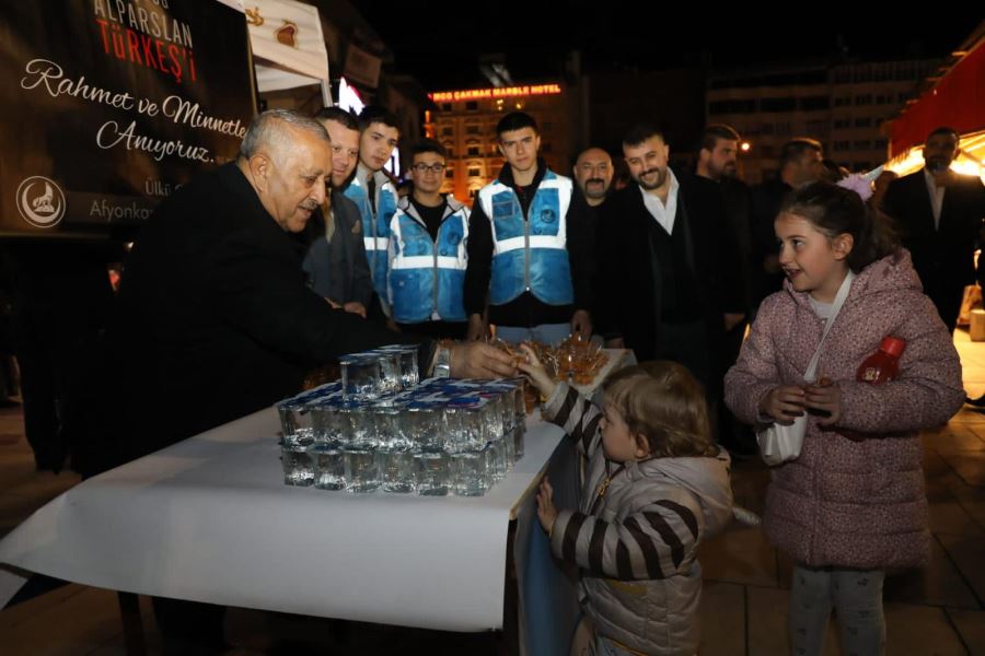 Afyon Ülkü Ocaklarından Alparslan Türkeş anısına lokma hayrı