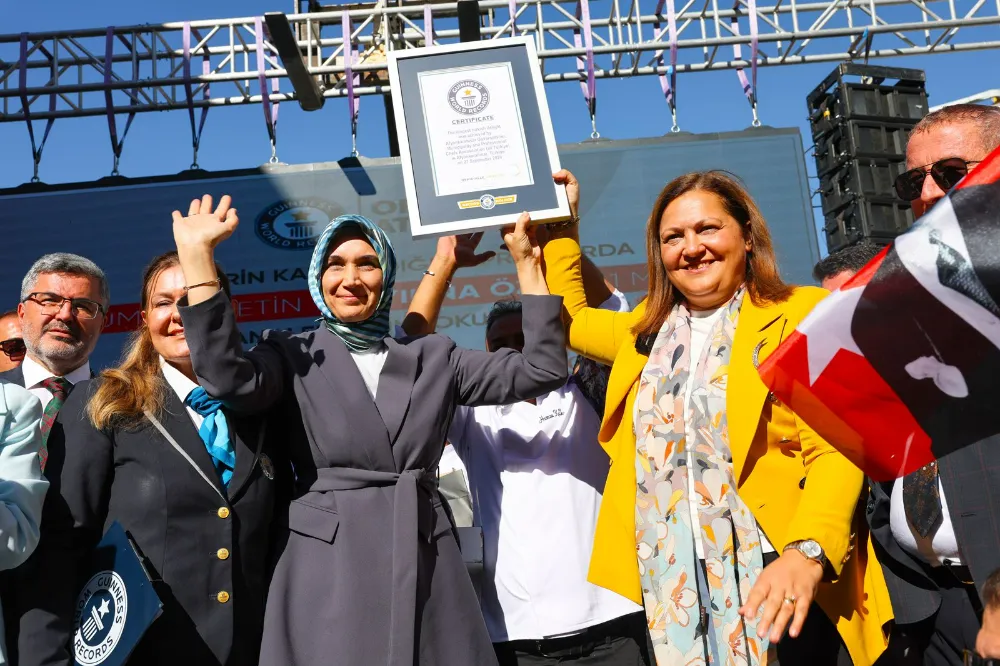 Dünyanın En Uzun Lokum Rekoru Kırıldı: Afyonkarahisar